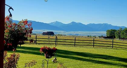 Montana Bunkhouse with unforgettable views. State of the art equine facility..