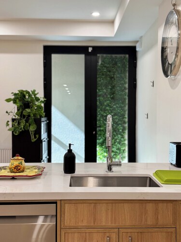 Live like a local in  Toronto/subway 200m/Downtown 20 m /Dining&Shops Nearby/