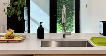 Live like a local in Toronto/subway 200m/Downtown 20 m /Dining&Shops Nearby/