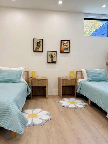 Live like a local in  Toronto/subway 200m/Downtown 20 m /Dining&Shops Nearby/