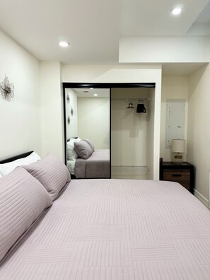 Tabla de planchar con plancha, wifi y ropa de cama 