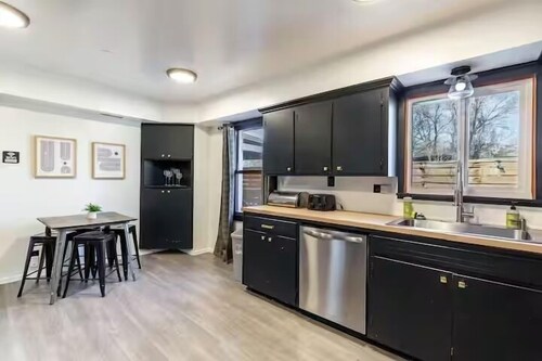 Peak Haven at Uptown Estates- sleeps 10 in downtown Flagstaff