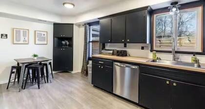 Peak Haven at Uptown Estates- sleeps 10 in downtown Flagstaff