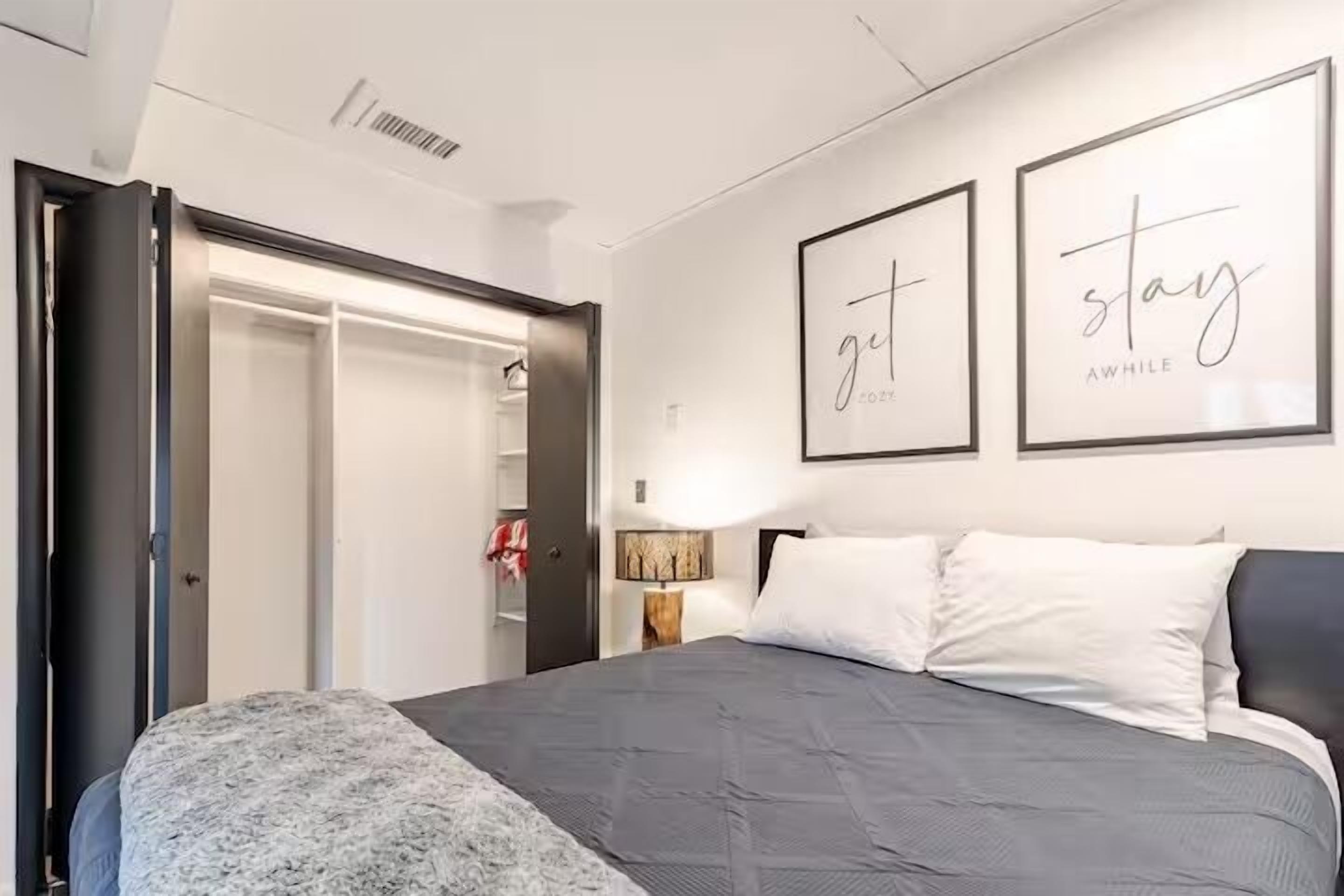 3 habitaciones, tabla de planchar con plancha, wifi y ropa de cama 