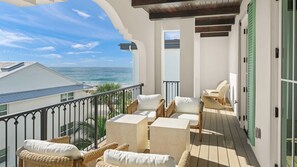 Property grounds - Walk to Beach & Bridge St - Gulf-View Luxury (Bradenton Beach)