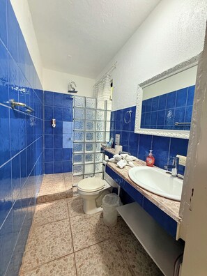 Shower, bidet, towels, soap - #2 Cozy 1-bedroom apartment in Cahuita w/ AC, parking-near beach, national park (Cahuita)