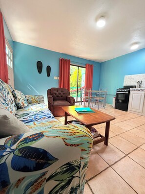 TV - #2 Cozy 1-bedroom apartment in Cahuita w/ AC, parking-near beach, national park (Cahuita)