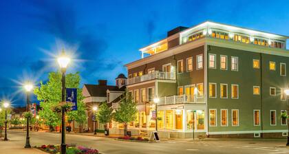 Downtown Kennebunk Penthouse Getaway