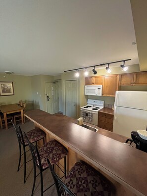 Private kitchen - Bright Polaris Lodge Condo / Ski, Hike & Relax (Kimberley)