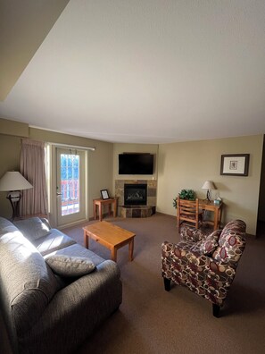 Living area - Bright Polaris Lodge Condo / Ski, Hike & Relax (Kimberley)