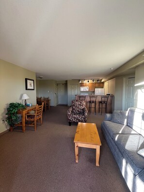 Living area - Bright Polaris Lodge Condo / Ski, Hike & Relax (Kimberley)