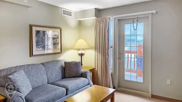 Televisión y chimenea