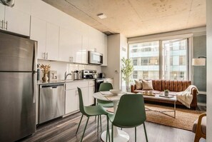 Réfrigérateur, micro-ondes, plaque de cuisson, lave-vaisselle