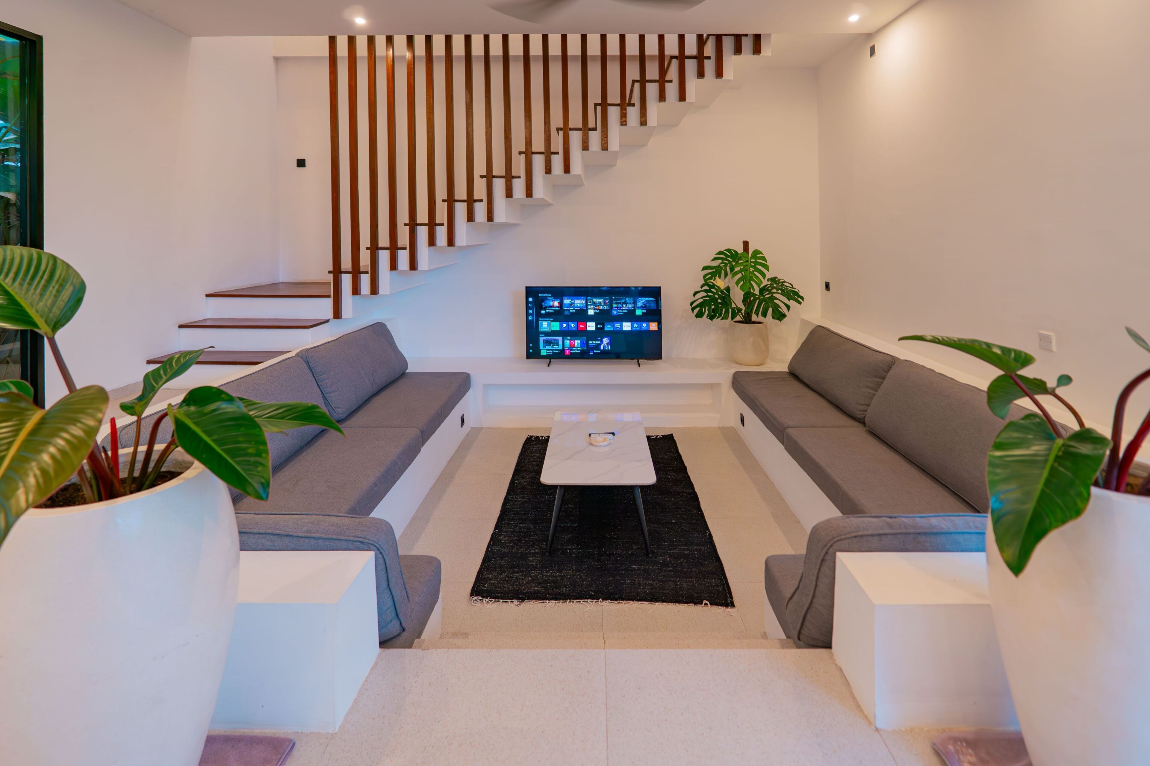 家庭三人房, 阳台, 泳池景观 | 起居区