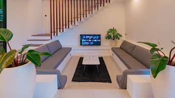 Family Triple Room, Balcony, Pool View | Living area