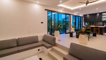 Kolmen hengen perhehuone, parveke, näköala uima-altaalle | Sisätilat