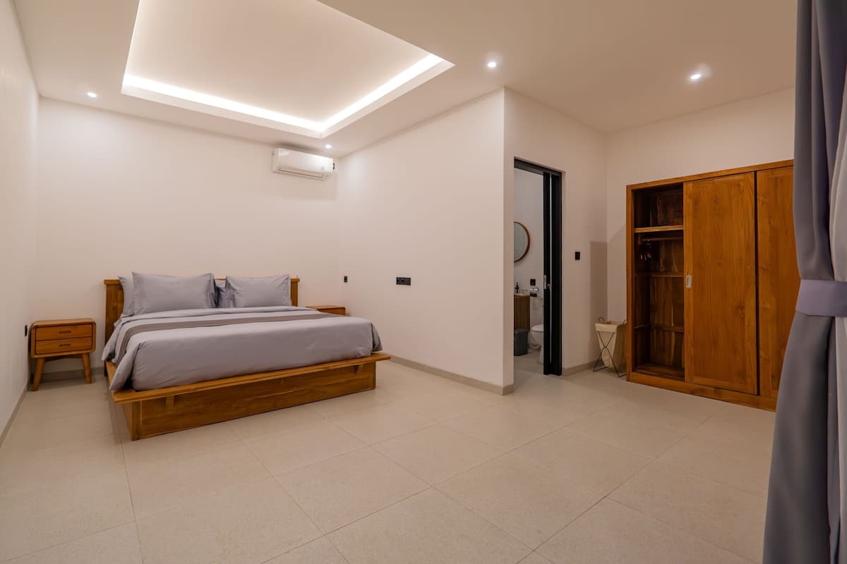 Kolmen hengen perhehuone, parveke, näköala uima-altaalle | Työpöytä, kannettavalle tietokoneelle sopiva työtila, ilmainen Wi-Fi