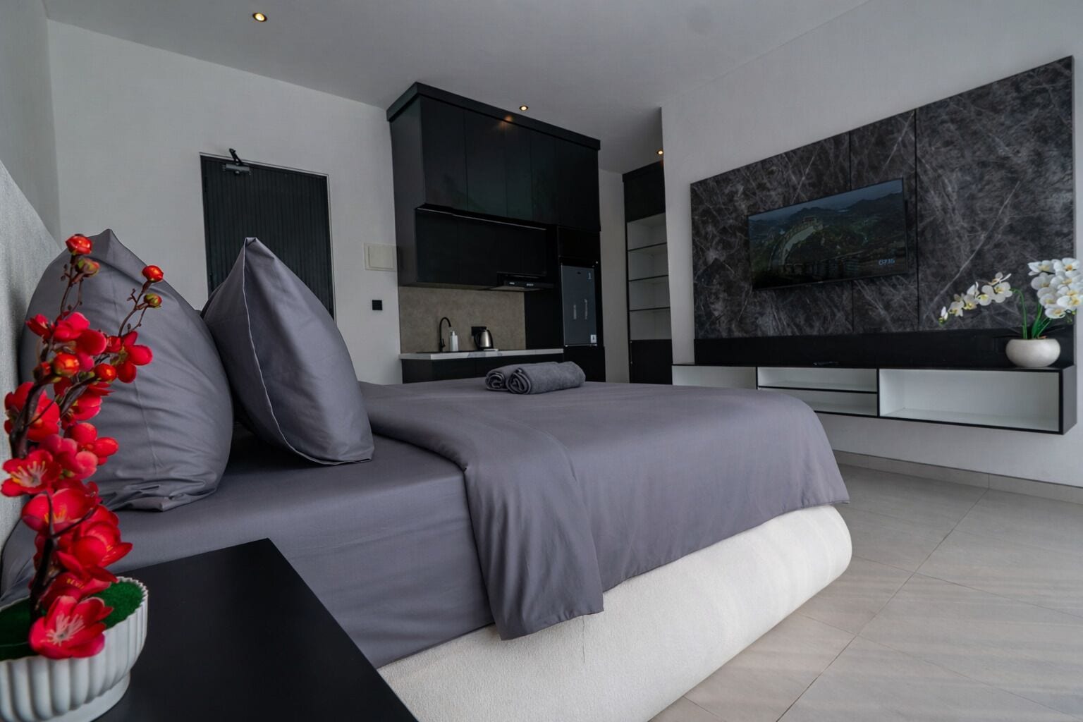 Escritorio, espacio para trabajar con laptop y wifi gratis 