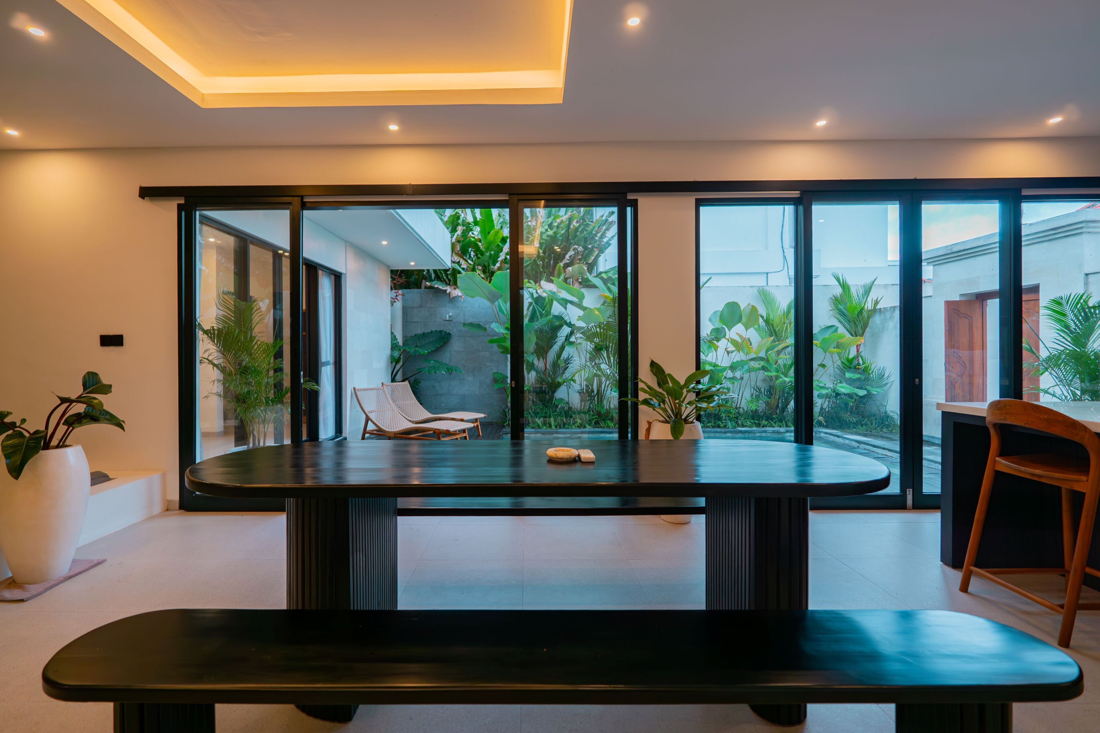 家庭三人房, 阳台, 泳池景观 | 住宿内部