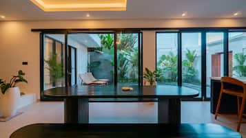 Kolmen hengen perhehuone, parveke, näköala uima-altaalle | Sisätilat