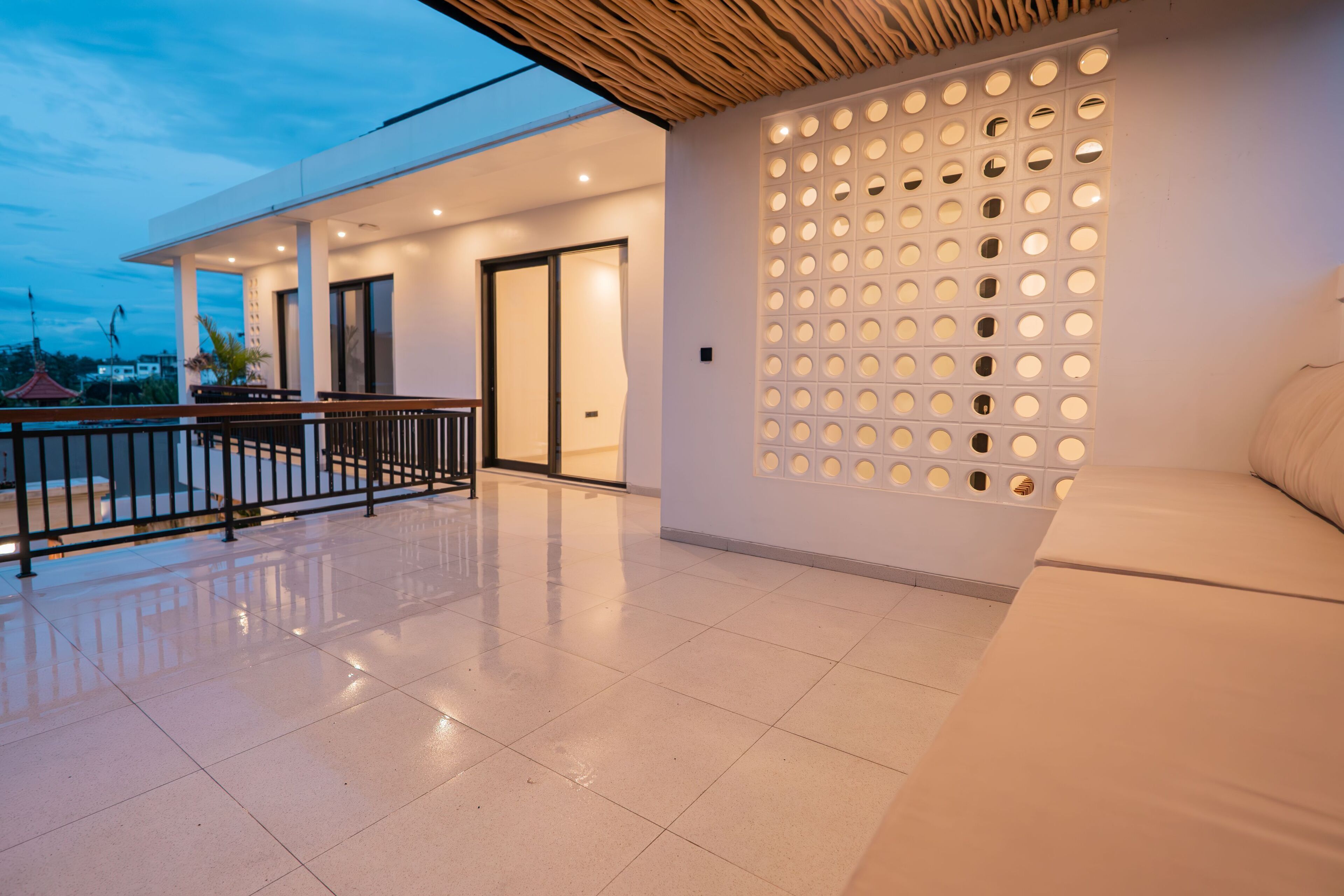 家庭三人房, 阳台, 泳池景观 | 露台