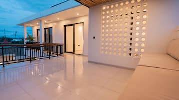 Kolmen hengen perhehuone, parveke, näköala uima-altaalle | Terassi/patio