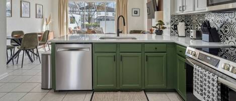 Kjøleskap, mikrobølgeovn, ovn og kokeplater