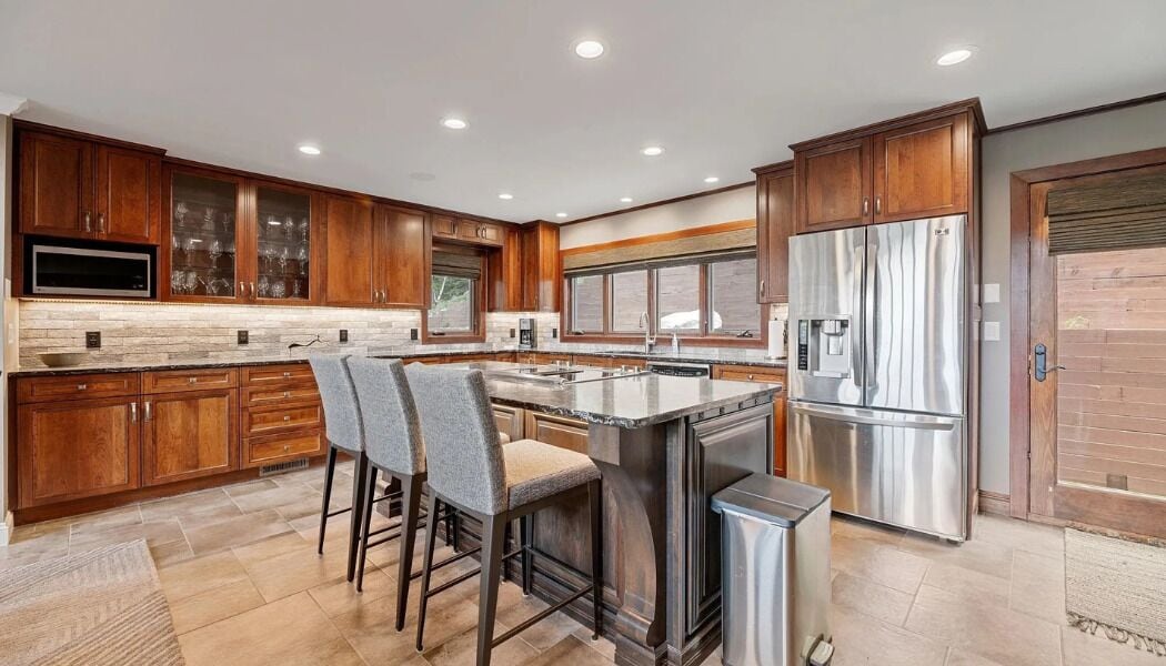 Réfrigérateur, micro-ondes, four, plaque de cuisson