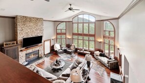 Una Smart TV, una chimenea, libros