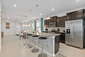 Fridge, microwave, oven, stovetop - Mickey Themed, Pool, Game Room near Clubhouse (Davenport)