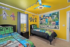 5 bedrooms, travel cot, free WiFi, bed sheets - Mickey & Minecraft Theme, Pool, Spa near Clubhouse (Davenport)