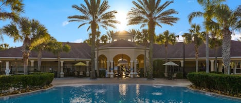 Lämmitetty uima-allas