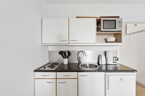 Geladeira, cooktop, cafeteira/chaleira, chaleira elétrica