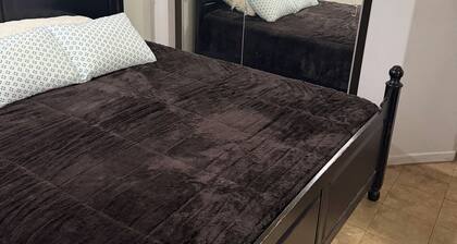 Fully furnished private room with independent entrance in pleasant Palm Desert#1