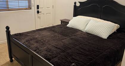 Fully furnished private room with independent entrance in pleasant Palm Desert#1