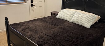 Fully furnished private room with independent entrance in pleasant Palm Desert#1