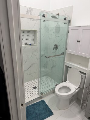 Toallas, jabón, papel de baño 