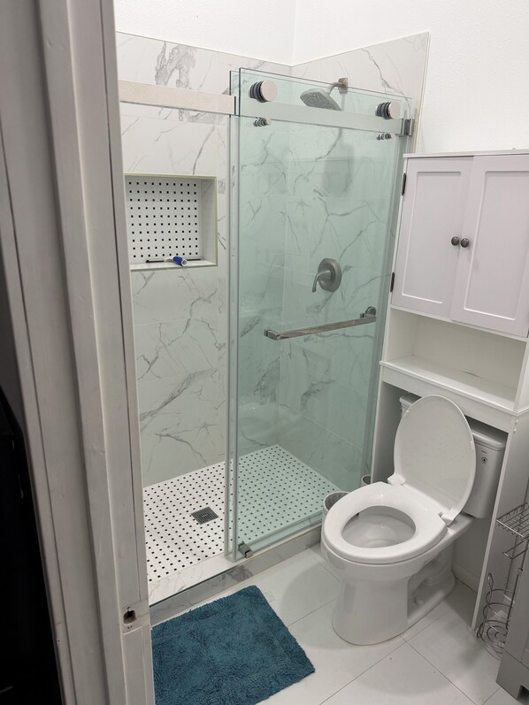 Toallas, jabón, papel de baño 