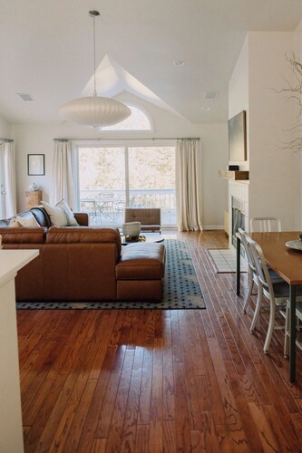 Beautiful 2-bedroom condo with AC in central Douglas location