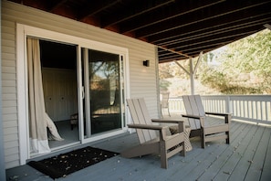 Terrace/patio - Beautiful 2-bedroom condo with AC in central Douglas location (Douglas)