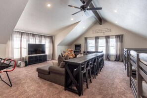 Smart TV, chimenea, tenis de mesa y libros 