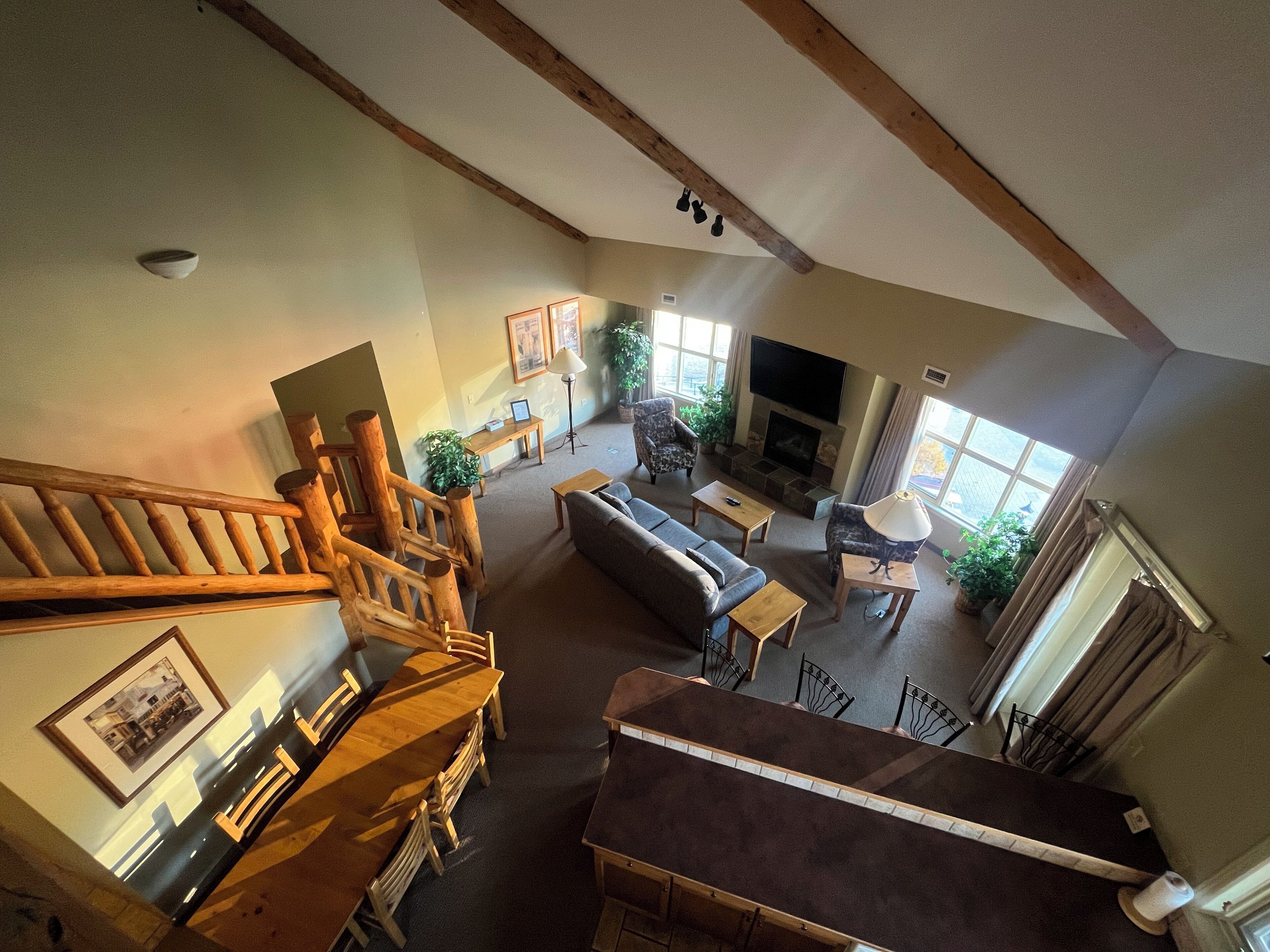 Una televisión, una chimenea