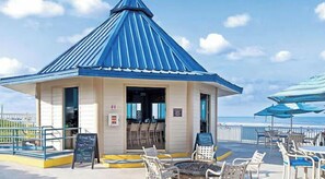 Outdoor dining - Best Place on Daytona Beach, Florida for Jeep Beach Weak - Studio (Daytona Beach)