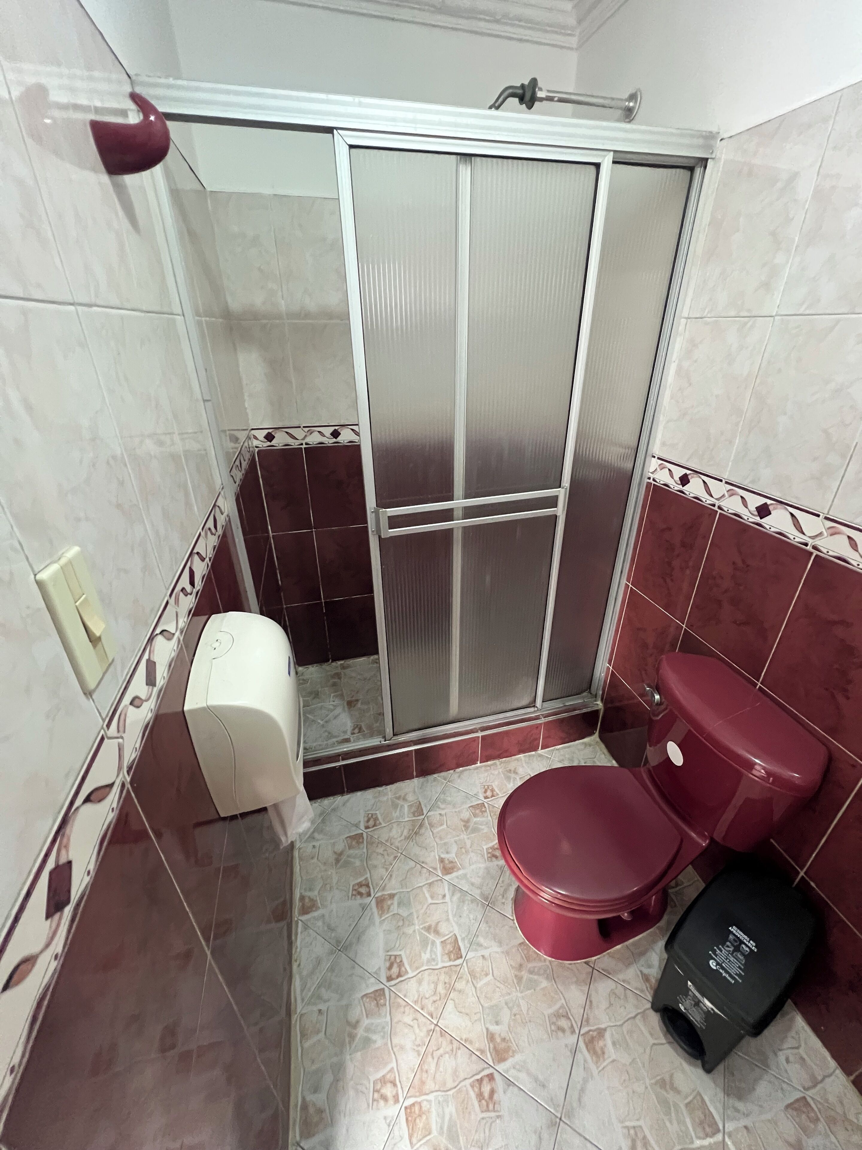 Habitación clásica con 2 camas individuales, vistas a la ciudad | Baño | Toallas, jabón y papel higiénico
