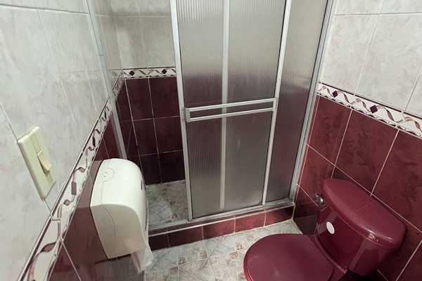 Habitación clásica con 2 camas individuales, vistas a la ciudad | Baño | Toallas, jabón y papel higiénico