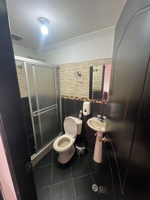 Classic-Zweibettzimmer, Stadtblick | Badezimmer
