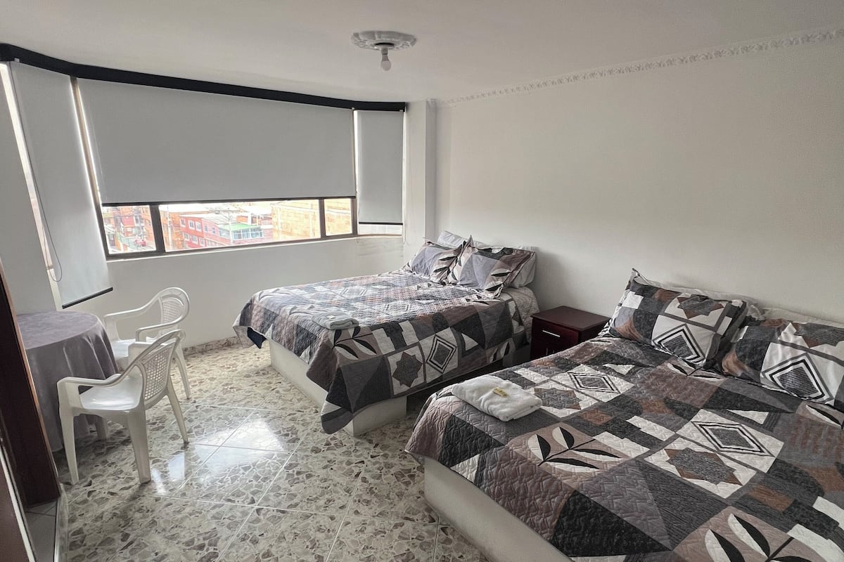 Classic-værelse med 2 enkeltsenge - byudsigt | Skrivebord, arbejdsområde til bærbare computere