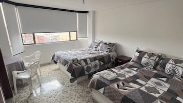 Escritorio y espacio para trabajar con laptop