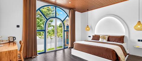 豪華三人房 | 書桌、隔音、免費 Wi-Fi