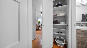 Interior - Centrally located, sleeps 5 outside Downtown Vancouver (Vancouver)